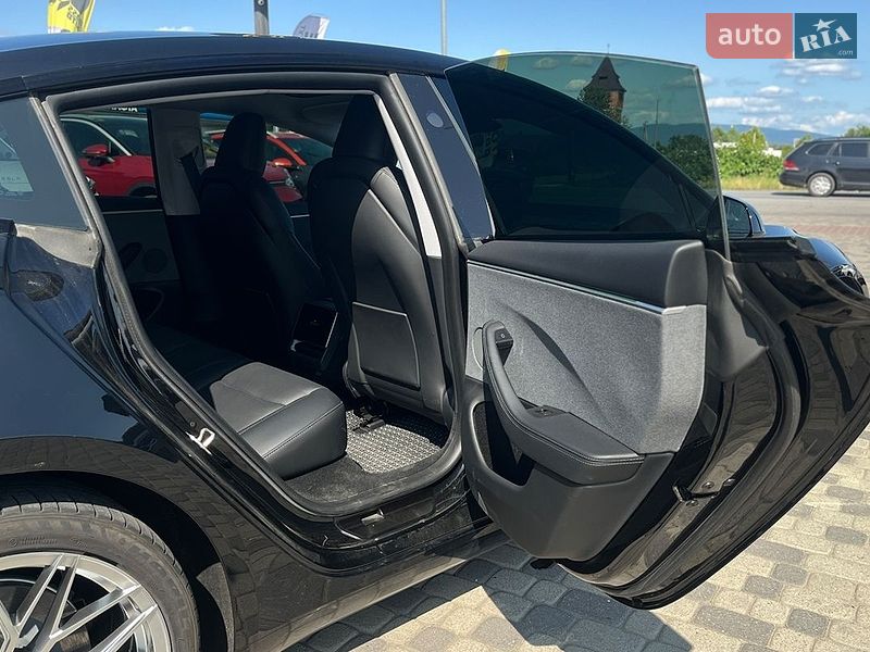 Седан Tesla Model 3 2024 в Мукачевому