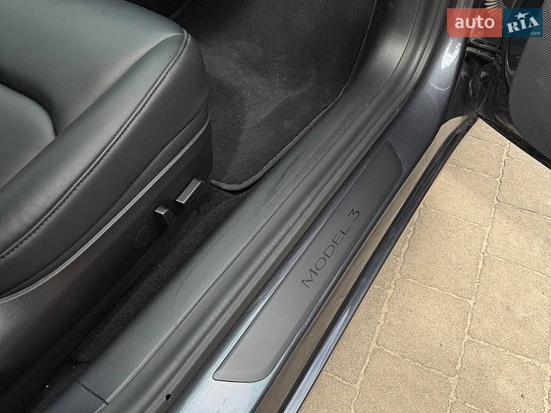 Седан Tesla Model 3 2021 в Львове