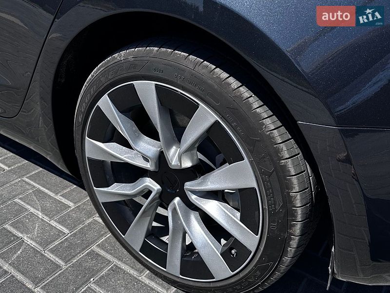 Седан Tesla Model 3 2025 в Кропивницькому