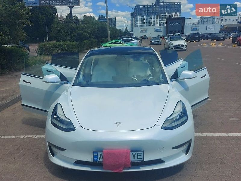 Седан Tesla Model 3 2020 в Житомирі