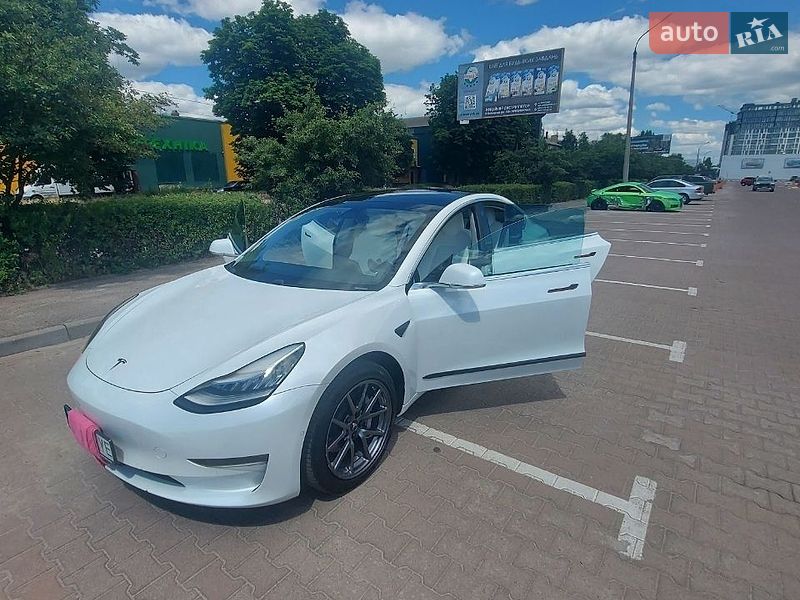 Седан Tesla Model 3 2020 в Житомирі