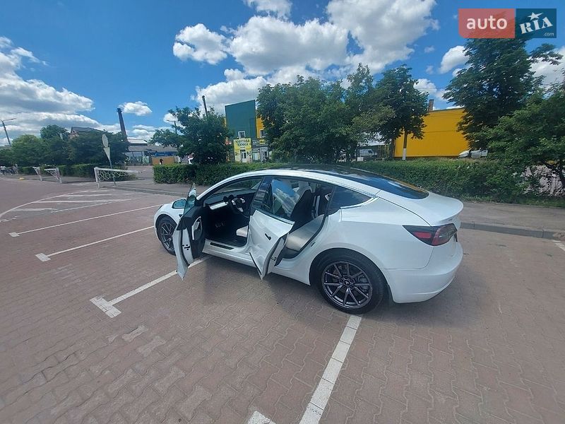Седан Tesla Model 3 2020 в Житомирі