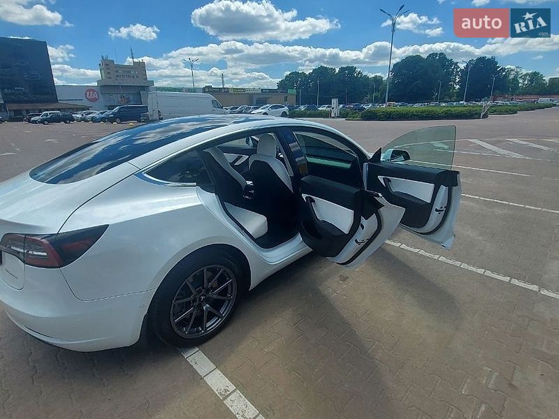 Седан Tesla Model 3 2020 в Житомире