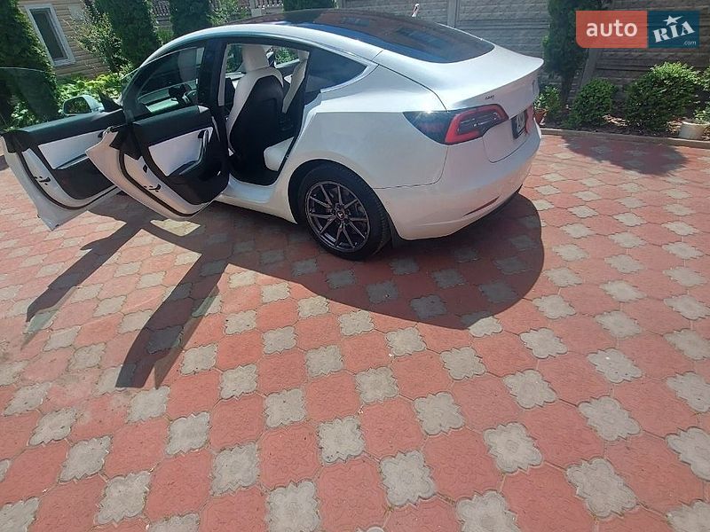 Седан Tesla Model 3 2020 в Житомирі
