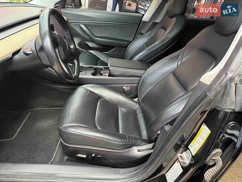 Седан Tesla Model 3 2018 в Львові