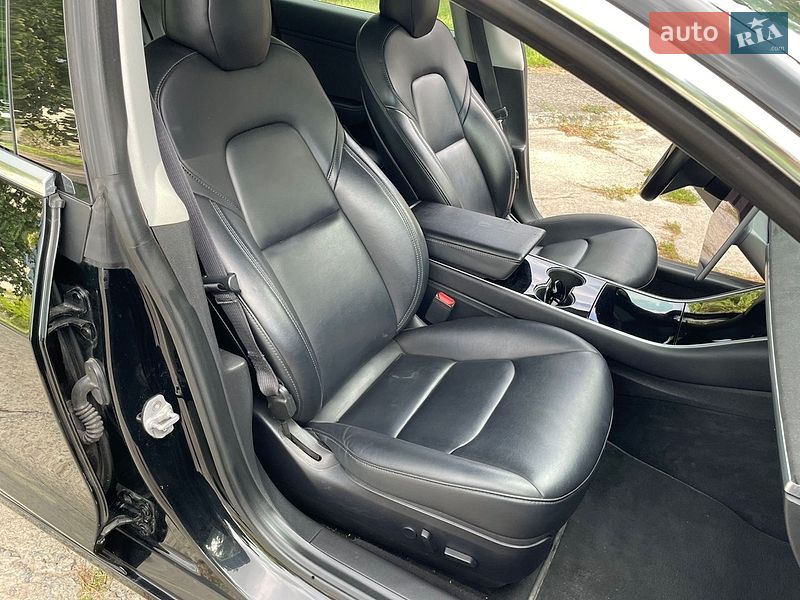 Седан Tesla Model 3 2019 в Нетешине
