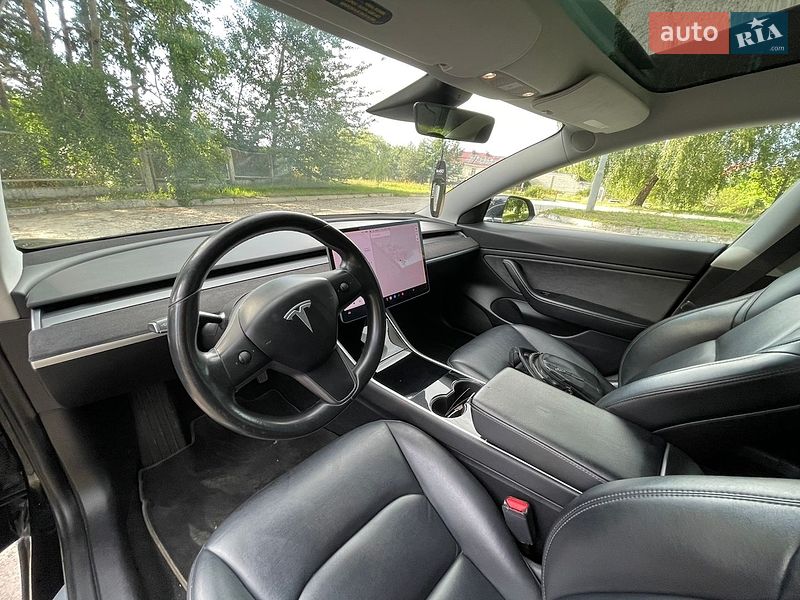Седан Tesla Model 3 2019 в Нетешине