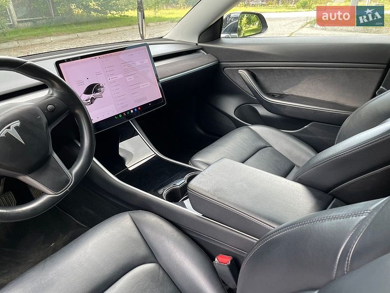 Седан Tesla Model 3 2019 в Нетешине