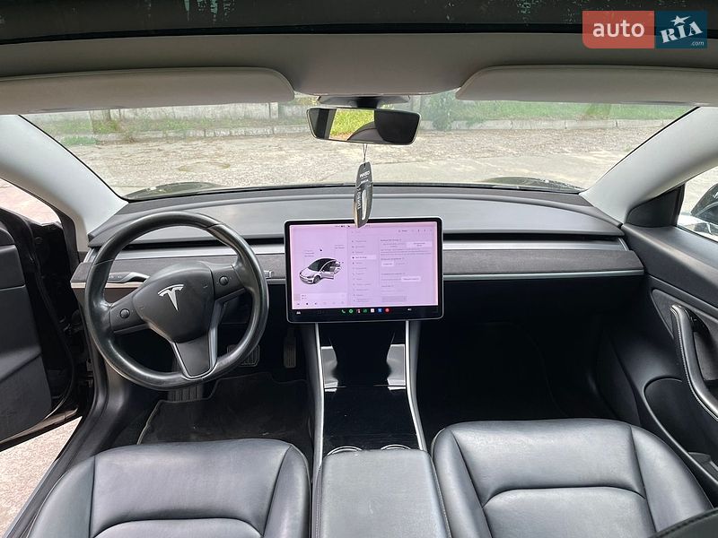 Седан Tesla Model 3 2019 в Нетешине
