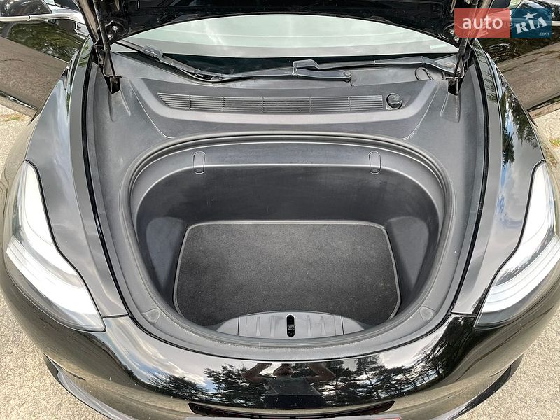 Седан Tesla Model 3 2019 в Нетешине