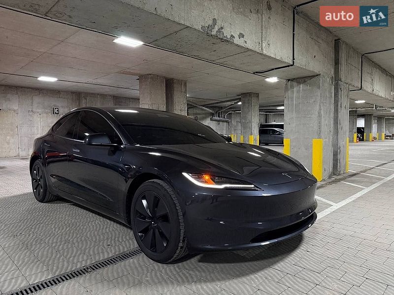 Седан Tesla Model 3 2025 в Винниках