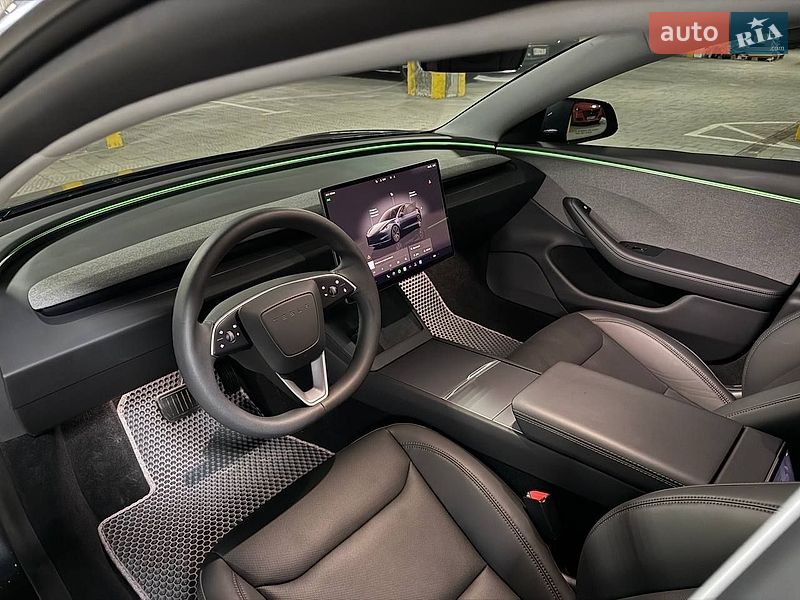 Седан Tesla Model 3 2025 в Винниках