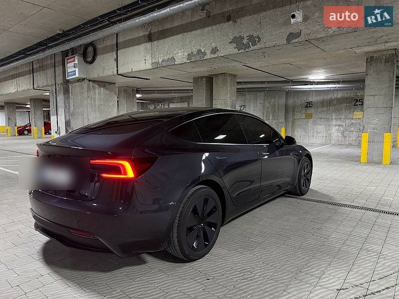 Седан Tesla Model 3 2025 в Винниках