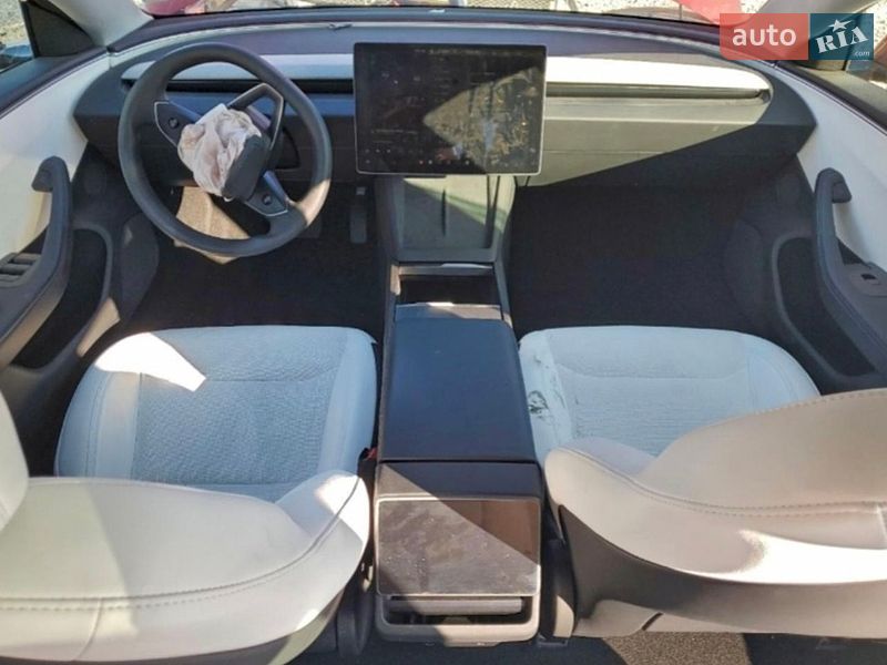 Седан Tesla Model 3 2024 в Львове