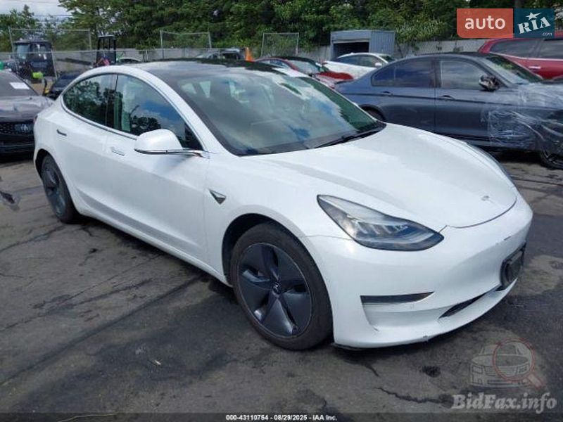 Седан Tesla Model 3 2020 в Києві