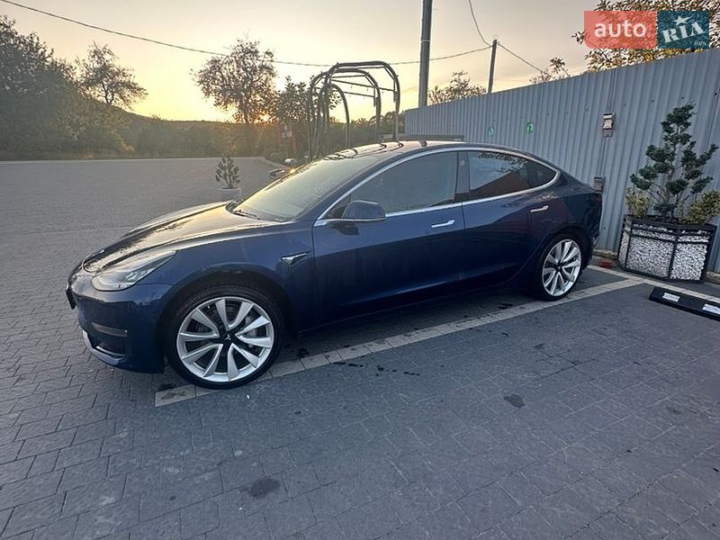 Седан Tesla Model 3 2018 в Великом Березном