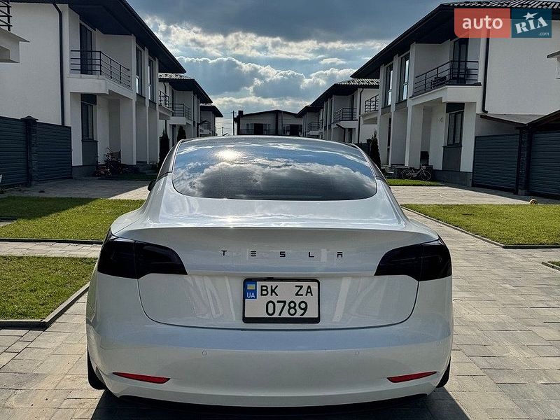 Седан Tesla Model 3 2022 в Ровно