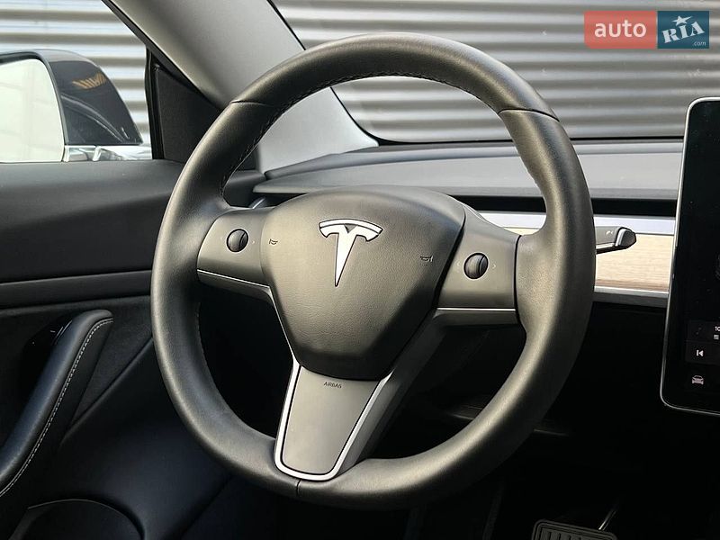 Седан Tesla Model 3 2019 в Киеве