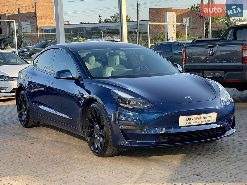 Седан Tesla Model 3 2021 в Чернівцях