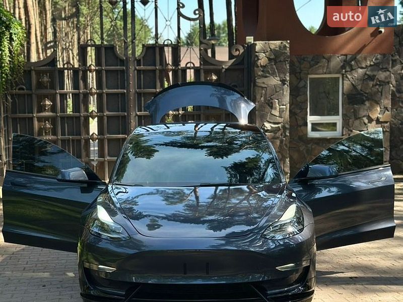 Седан Tesla Model 3 2021 в Львові