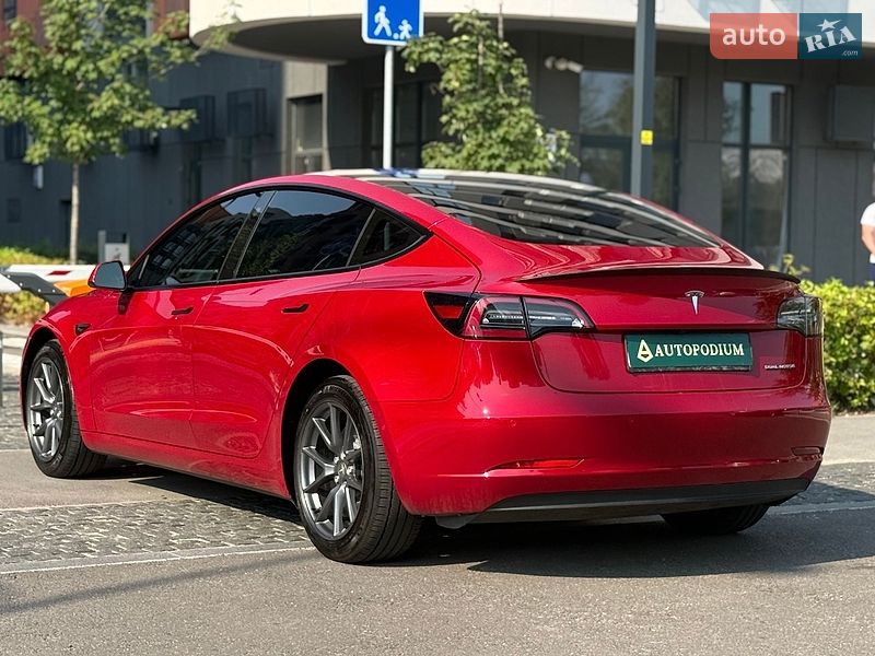 Седан Tesla Model 3 2022 в Киеве
