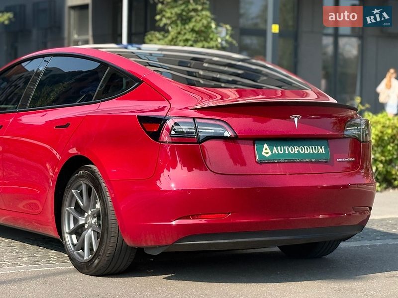 Седан Tesla Model 3 2022 в Киеве
