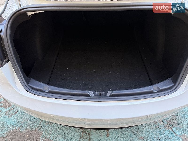 Седан Tesla Model 3 2018 в Києві