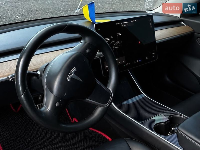 Седан Tesla Model 3 2019 в Луцке