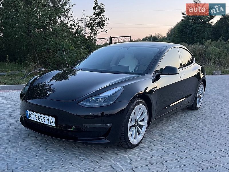 Седан Tesla Model 3 2023 в Івано-Франківську