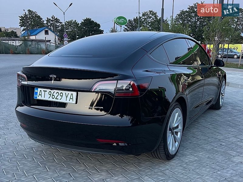 Седан Tesla Model 3 2023 в Івано-Франківську