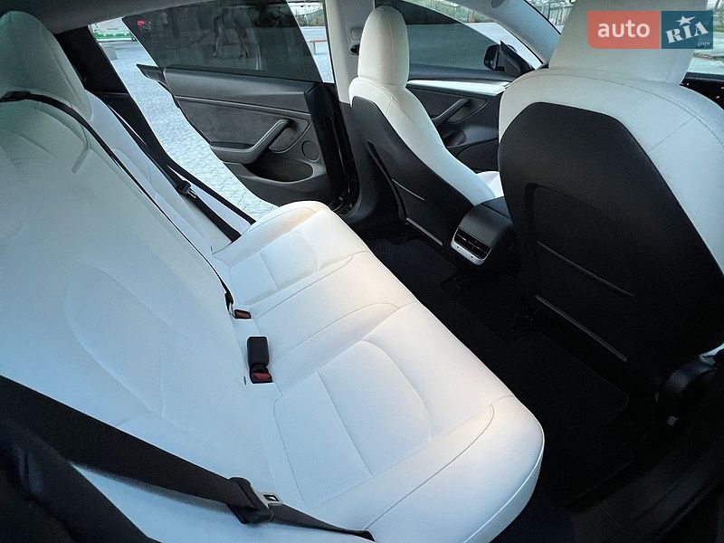 Седан Tesla Model 3 2023 в Івано-Франківську
