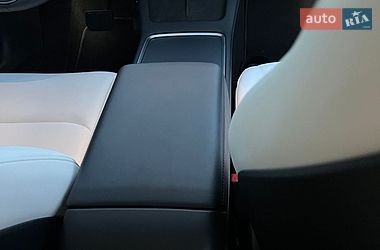 Седан Tesla Model 3 2023 в Івано-Франківську