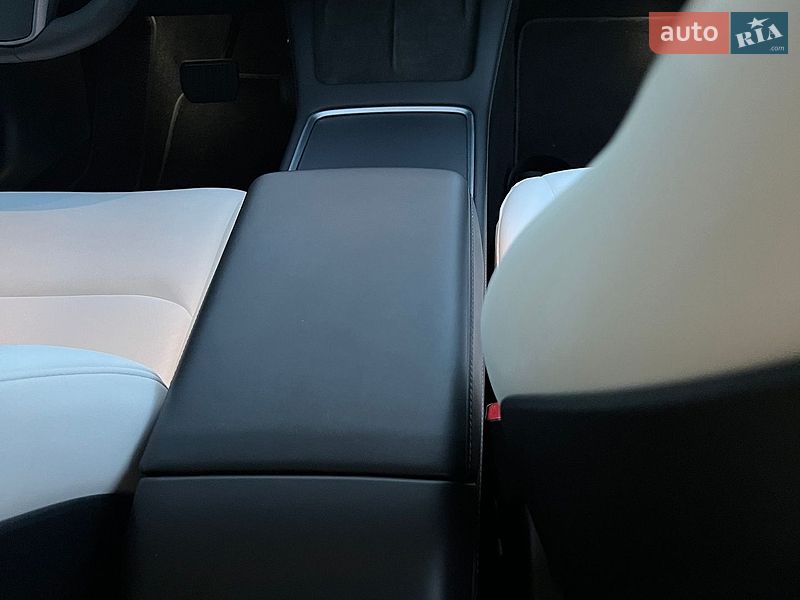 Седан Tesla Model 3 2023 в Івано-Франківську