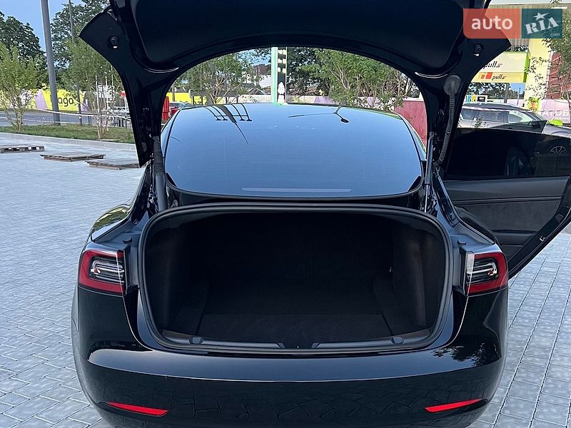 Седан Tesla Model 3 2023 в Івано-Франківську