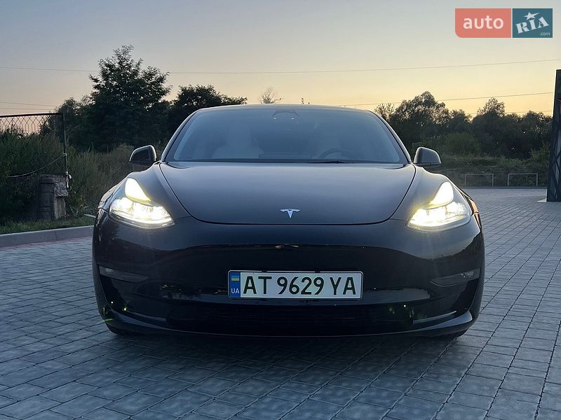 Седан Tesla Model 3 2023 в Івано-Франківську