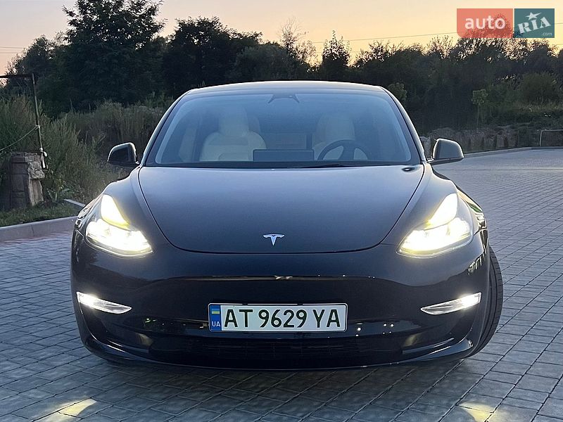Седан Tesla Model 3 2023 в Івано-Франківську