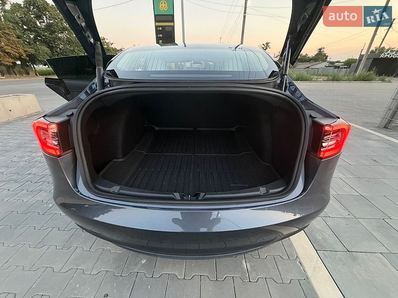 Седан Tesla Model 3 2023 в Первомайську