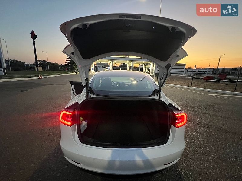 Седан Tesla Model 3 2021 в Черноморске