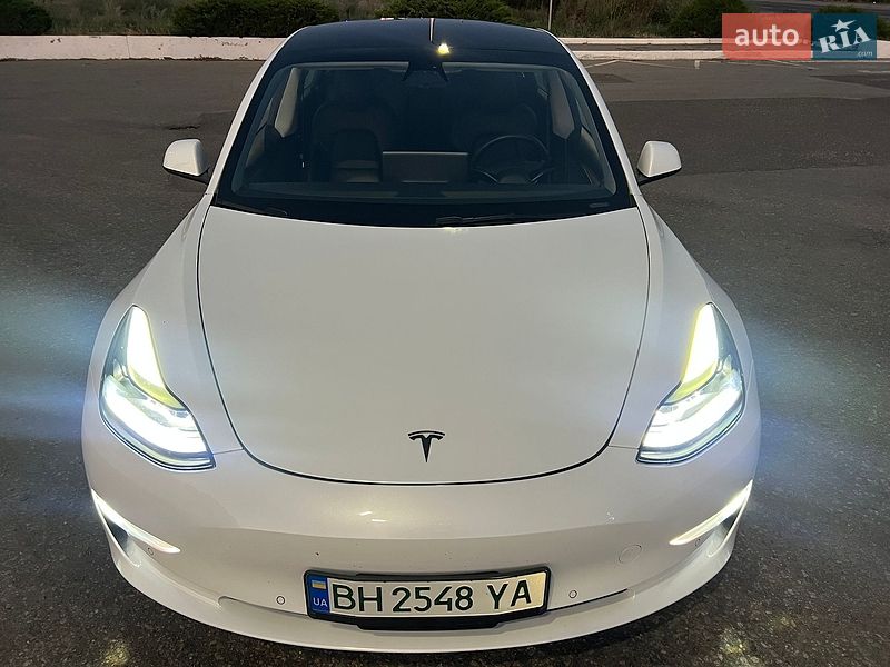 Седан Tesla Model 3 2021 в Черноморске