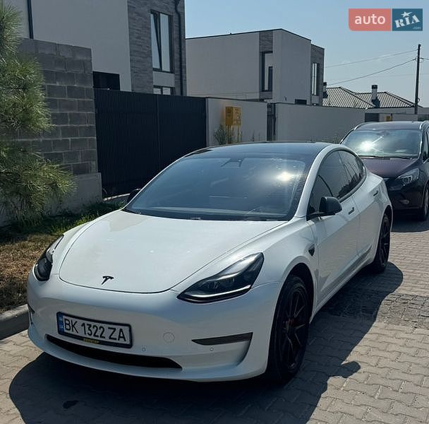 Седан Tesla Model 3 2021 в Ровно