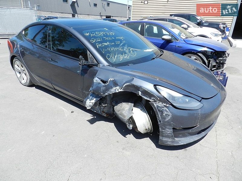 Седан Tesla Model 3 2021 в Івано-Франківську