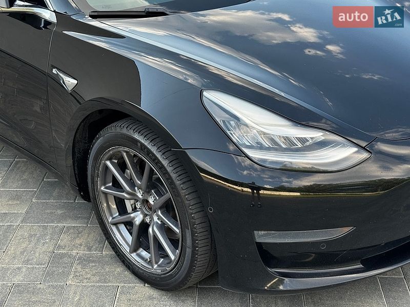 Седан Tesla Model 3 2019 в Луцке