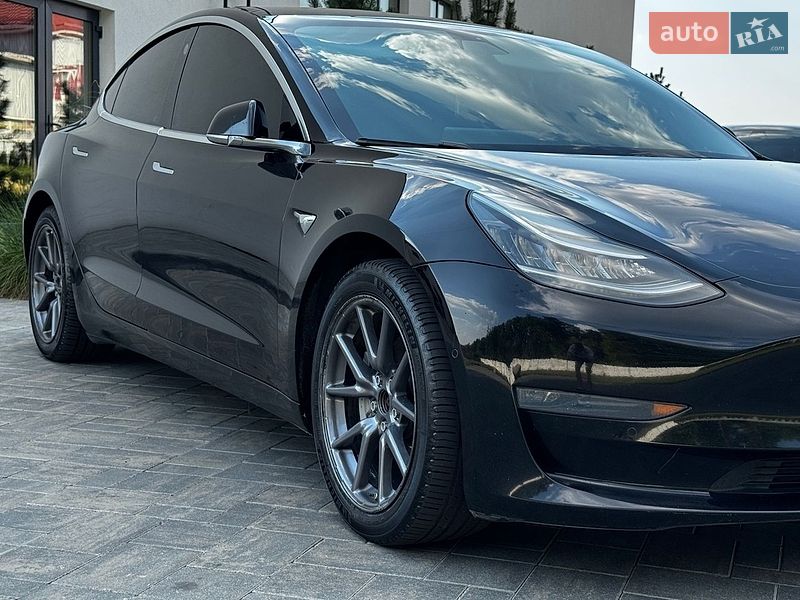 Седан Tesla Model 3 2019 в Луцке
