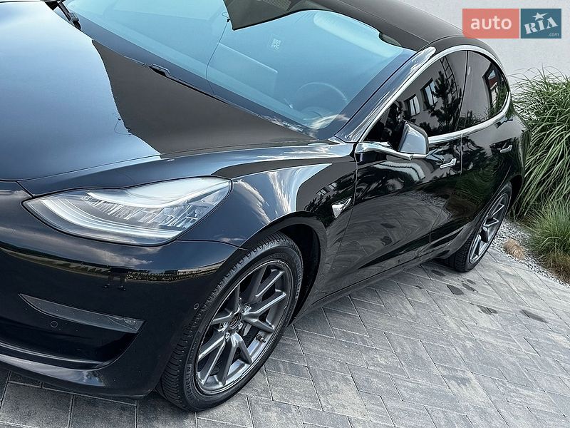 Седан Tesla Model 3 2019 в Луцке