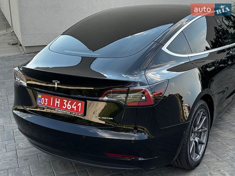 Седан Tesla Model 3 2019 в Луцке