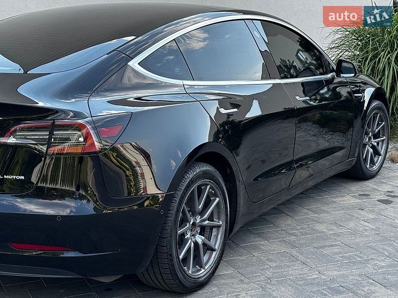 Седан Tesla Model 3 2019 в Луцке
