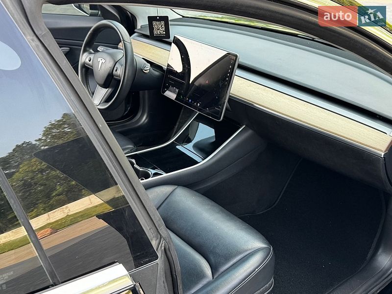 Седан Tesla Model 3 2019 в Луцке