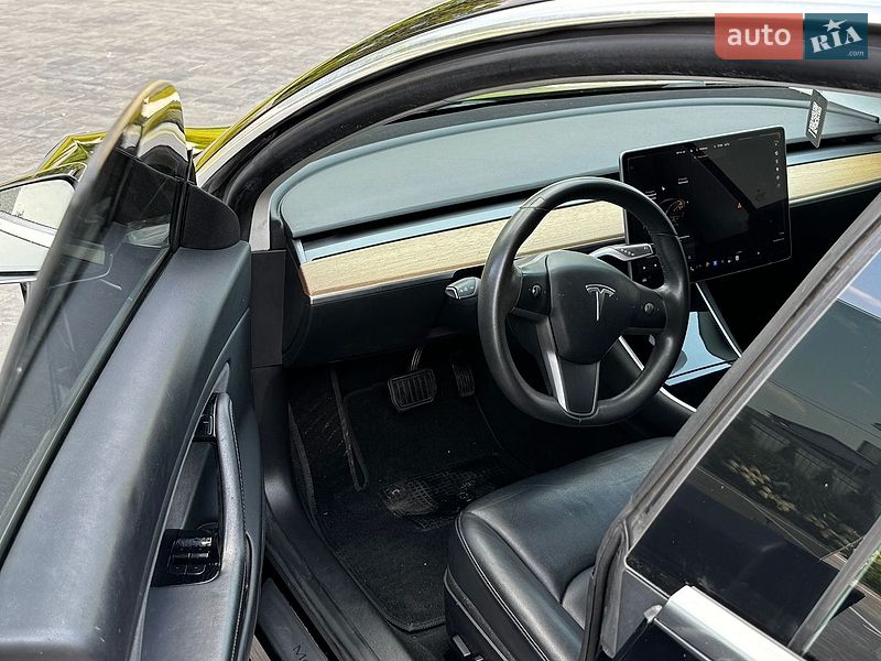 Седан Tesla Model 3 2019 в Луцке