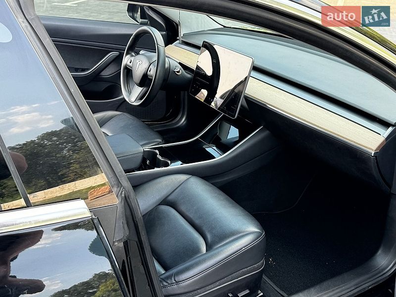 Седан Tesla Model 3 2019 в Луцке