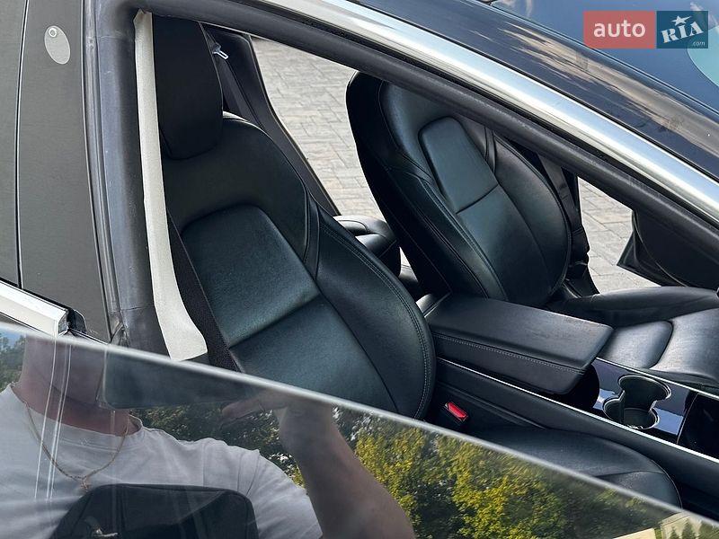 Седан Tesla Model 3 2019 в Луцке
